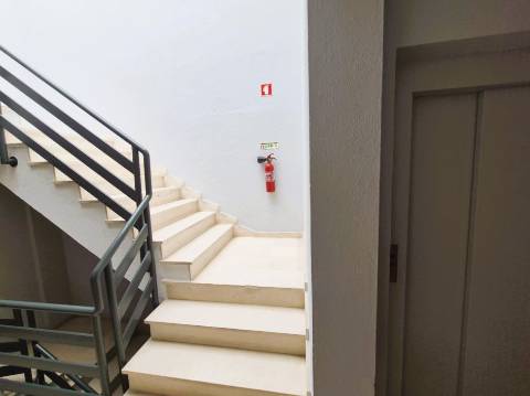 | T2 no Feijó | 79 m2 | Arrecadação com 12 m2 | Excelente estado conservação |