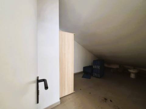 | T2 no Feijó | 79 m2 | Arrecadação com 12 m2 | Excelente estado conservação |