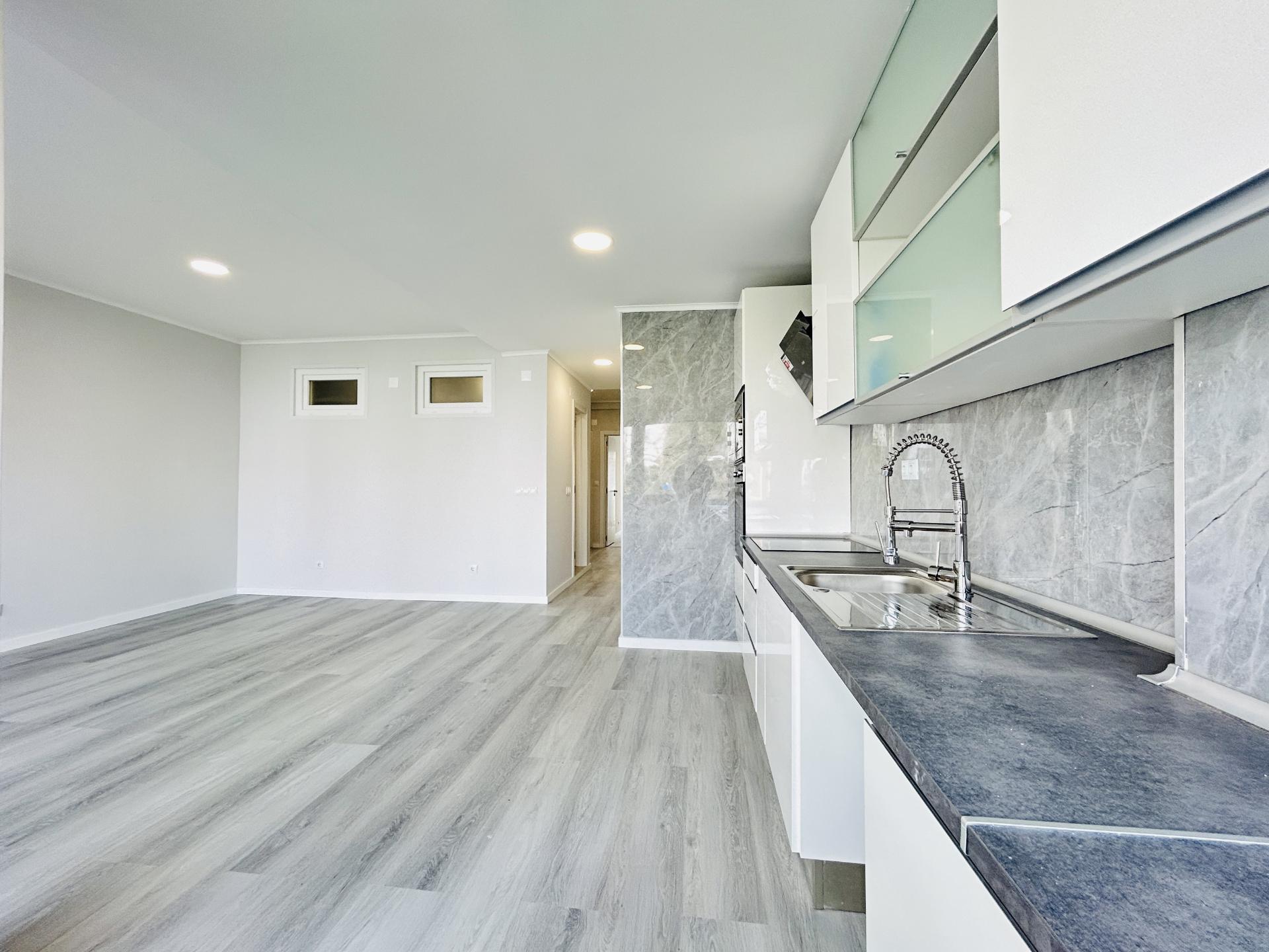 | T2 Oeiras | 91 m2 | 2 WC's | Arrecadação | TOTALMENTE REMODELADO |