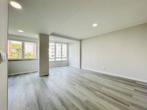 | T2 Oeiras | 91 m2 | 2 WC's | Arrecadação | TOTALMENTE REMODELADO |