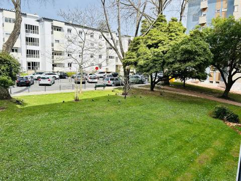 | T2 Oeiras | 91 m2 | 2 WC's | Arrecadação | TOTALMENTE REMODELADO |