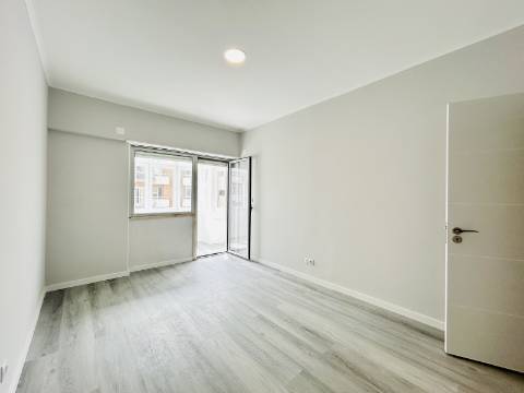 | T2 Oeiras | 91 m2 | 2 WC's | Arrecadação | TOTALMENTE REMODELADO |