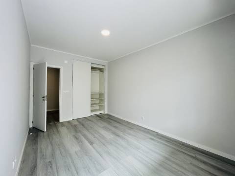 | T2 Oeiras | 91 m2 | 2 WC's | Arrecadação | TOTALMENTE REMODELADO |