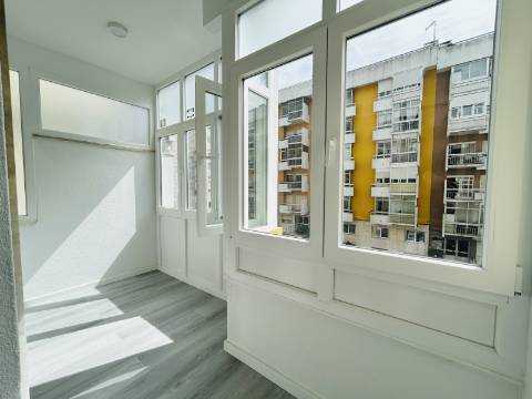 | T2 Oeiras | 91 m2 | 2 WC's | Arrecadação | TOTALMENTE REMODELADO |