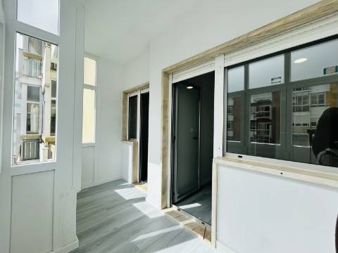 | T2 Oeiras | 91 m2 | 2 WC's | Arrecadação | TOTALMENTE REMODELADO |