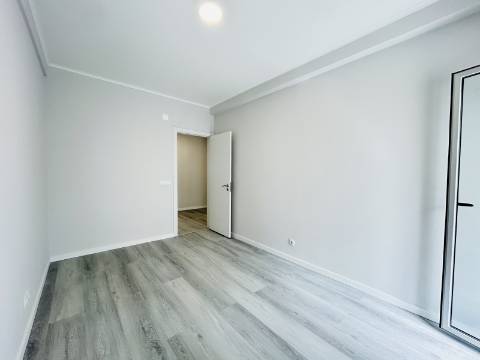 | T2 Oeiras | 91 m2 | 2 WC's | Arrecadação | TOTALMENTE REMODELADO |