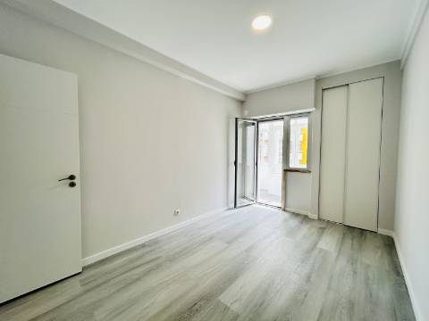 | T2 Oeiras | 91 m2 | 2 WC's | Arrecadação | TOTALMENTE REMODELADO |