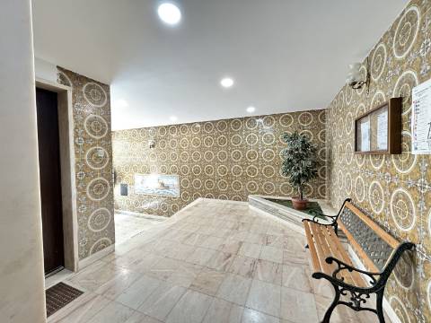 | T2 Oeiras | 91 m2 | 2 WC's | Arrecadação | TOTALMENTE REMODELADO |