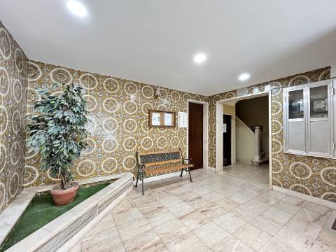 | T2 Oeiras | 91 m2 | 2 WC's | Arrecadação | TOTALMENTE REMODELADO |