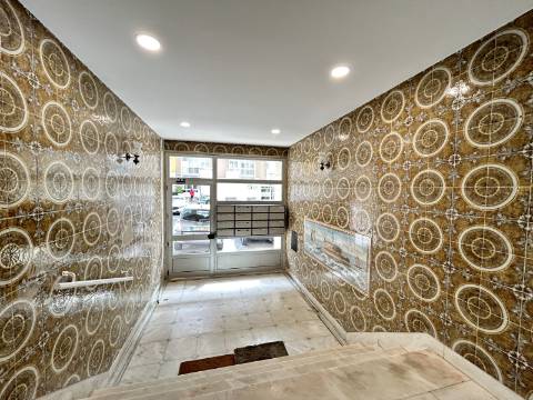 | T2 Oeiras | 91 m2 | 2 WC's | Arrecadação | TOTALMENTE REMODELADO |