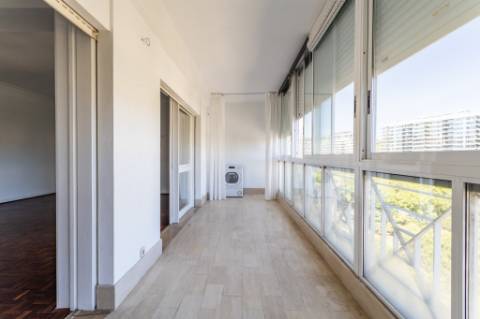 Apartamento T3 em Miraflores | Espaço, Conforto e Qualidade de Vida
