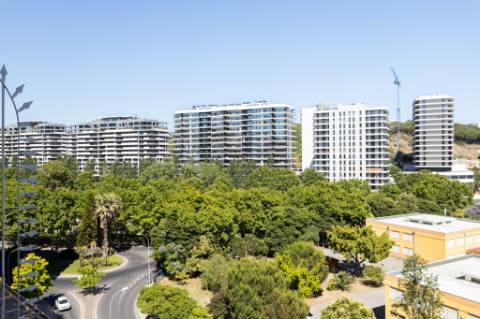 Apartamento T3 em Miraflores | Espaço, Conforto e Qualidade de Vida