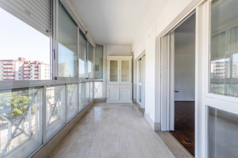 Apartamento T3 em Miraflores | Espaço, Conforto e Qualidade de Vida