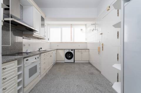Apartamento T3 em Miraflores | Espaço, Conforto e Qualidade de Vida