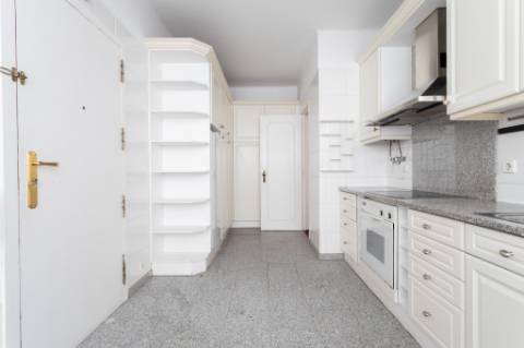 Apartamento T3 em Miraflores | Espaço, Conforto e Qualidade de Vida