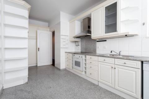 Apartamento T3 em Miraflores | Espaço, Conforto e Qualidade de Vida
