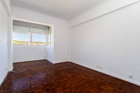 Apartamento T3 em Miraflores | Espaço, Conforto e Qualidade de Vida