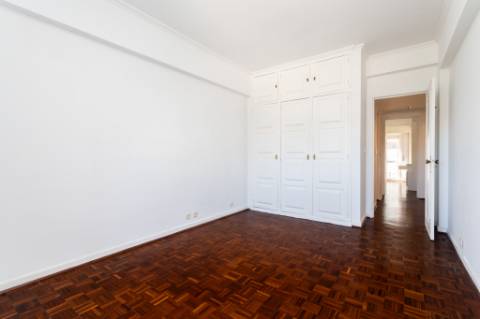 Apartamento T3 em Miraflores | Espaço, Conforto e Qualidade de Vida