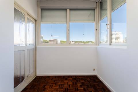 Apartamento T3 em Miraflores | Espaço, Conforto e Qualidade de Vida