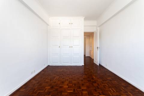 Apartamento T3 em Miraflores | Espaço, Conforto e Qualidade de Vida