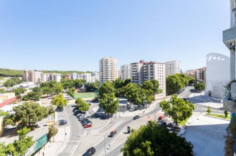Apartamento T3 em Miraflores | Espaço, Conforto e Qualidade de Vida