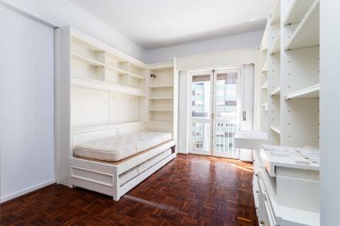 Apartamento T3 em Miraflores | Espaço, Conforto e Qualidade de Vida