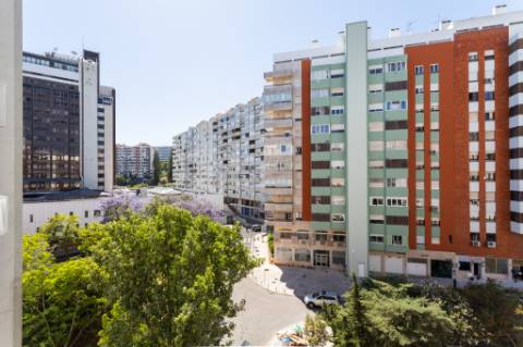 Apartamento T3 em Miraflores | Espaço, Conforto e Qualidade de Vida