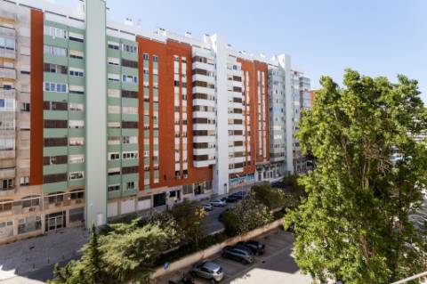 Apartamento T3 em Miraflores | Espaço, Conforto e Qualidade de Vida