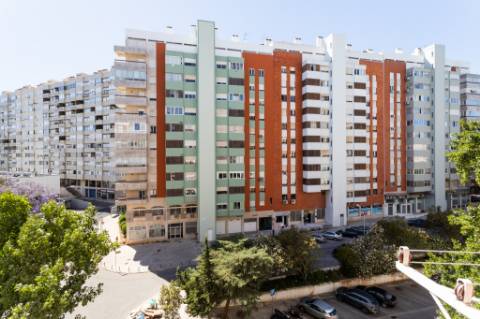 Apartamento T3 em Miraflores | Espaço, Conforto e Qualidade de Vida