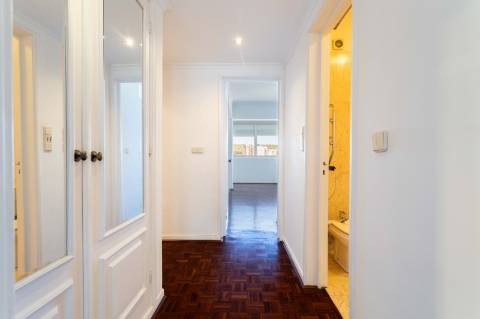 Apartamento T3 em Miraflores | Espaço, Conforto e Qualidade de Vida