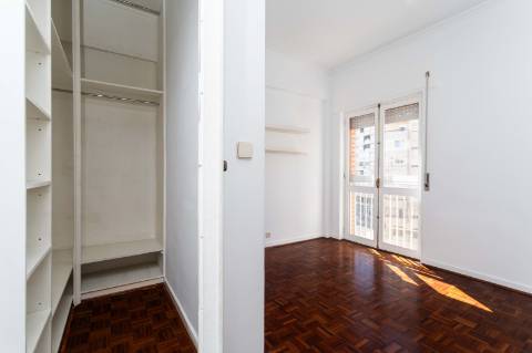 Apartamento T3 em Miraflores | Espaço, Conforto e Qualidade de Vida