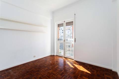 Apartamento T3 em Miraflores | Espaço, Conforto e Qualidade de Vida