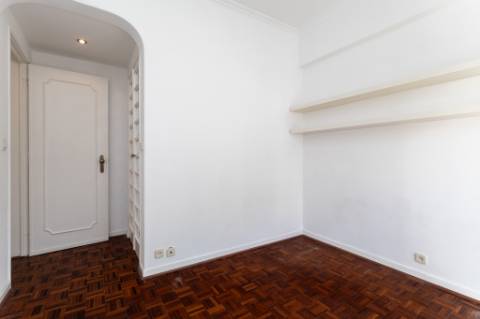 Apartamento T3 em Miraflores | Espaço, Conforto e Qualidade de Vida