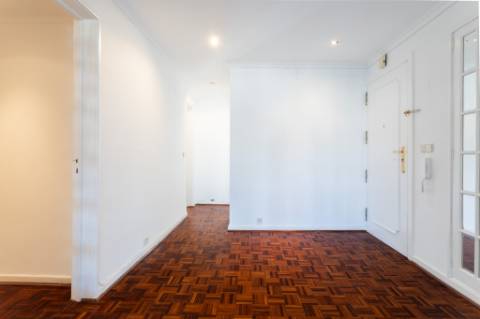 Apartamento T3 em Miraflores | Espaço, Conforto e Qualidade de Vida