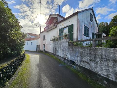 Moradia T4 em Santo António - São Roque do Pico