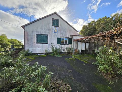 Moradia T4 em Santo António - São Roque do Pico