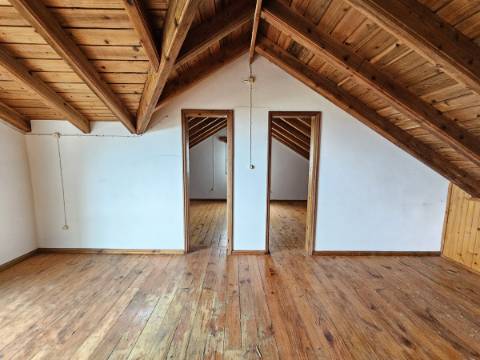 Moradia T4 em Santo António - São Roque do Pico