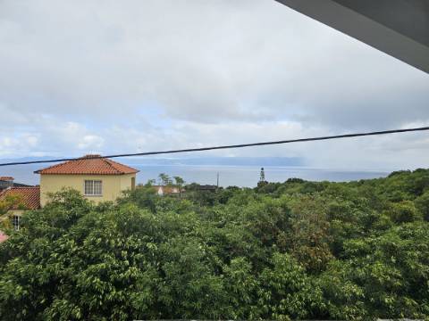 Moradia T4 em Santo António - São Roque do Pico