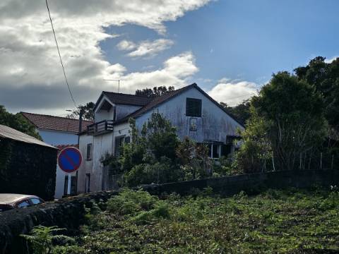 Moradia T4 em Santo António - São Roque do Pico