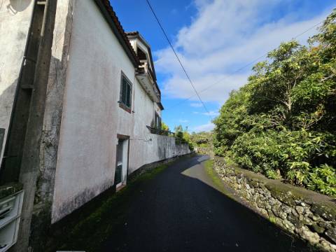 Moradia T4 em Santo António - São Roque do Pico