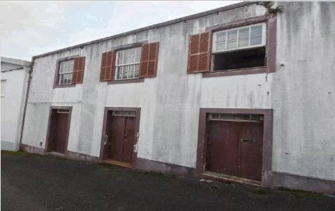 Moradia Unifamiliar em Banda para Remodelação Total