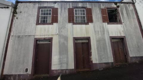 Moradia Unifamiliar em Banda para Remodelação Total