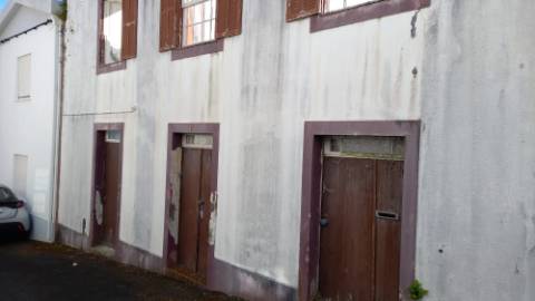 Moradia Unifamiliar em Banda para Remodelação Total