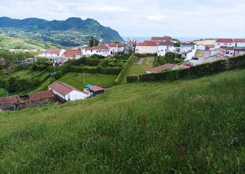 Conjunto de 3 Terrenos Rústicos de Cultura em Lomba do Cavaleiro na Povoação