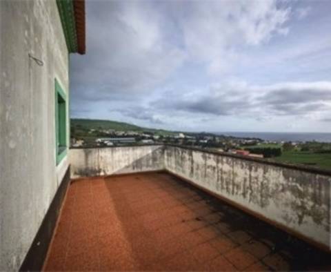 Edifício Misto de Habitação e Restaurante em Posto Santo Angra do Heroísmo