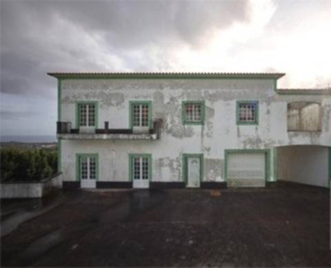 Edifício Misto de Habitação e Restaurante em Posto Santo Angra do Heroísmo