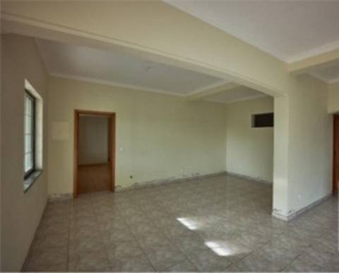 Edifício Misto de Habitação e Restaurante em Posto Santo Angra do Heroísmo