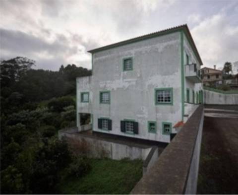 Edifício Misto de Habitação e Restaurante em Posto Santo Angra do Heroísmo