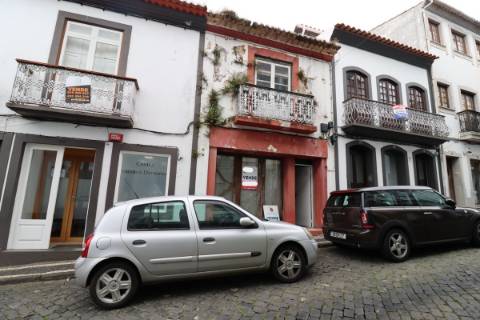 Prédio Urbano de Habitação e Comércio no Centro de Angra do Heroísmo