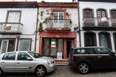 Prédio Urbano de Habitação e Comércio no Centro de Angra do Heroísmo